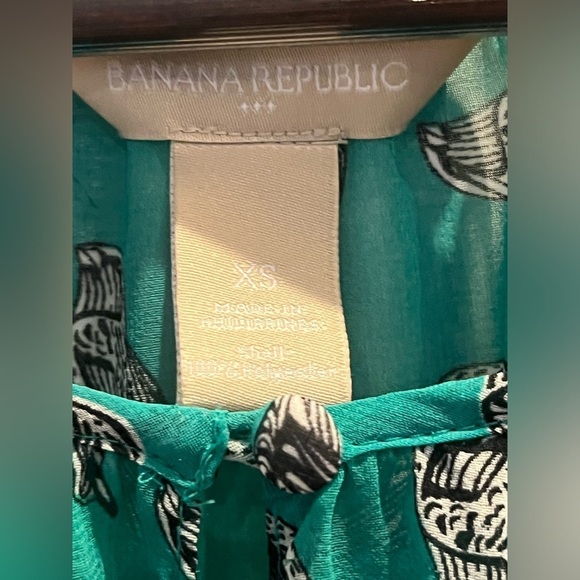 Banana Republic Women’s Blouse size XS green birds print - Picture 3 of 7